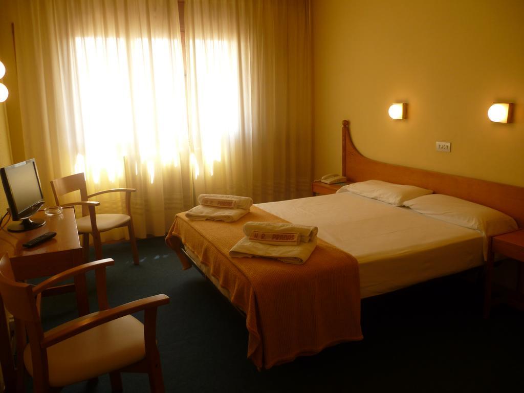 Hotel Pradas Jaca Exterior photo