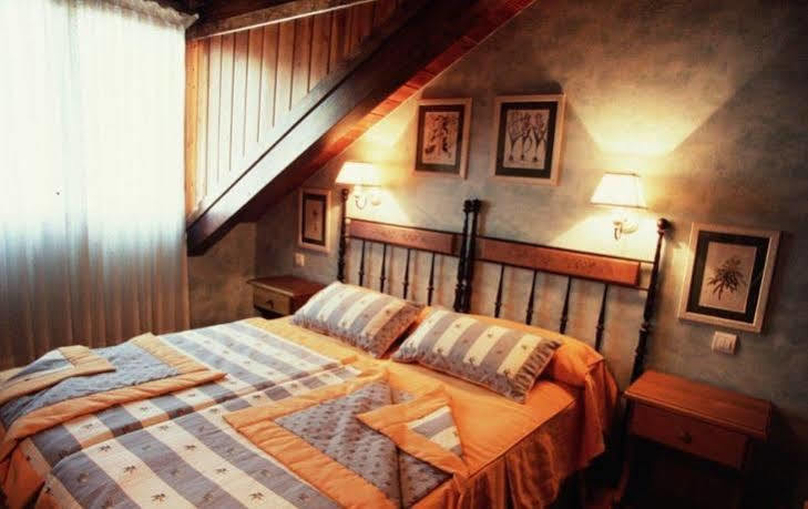 Hotel Pradas Jaca Exterior photo